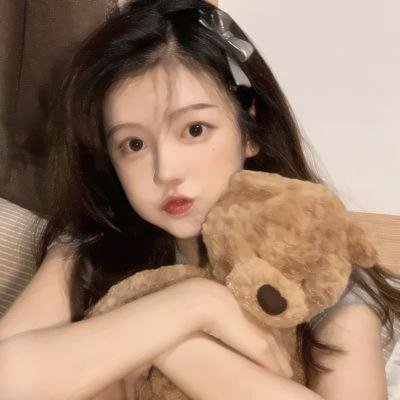 与红色中国人一起看电视